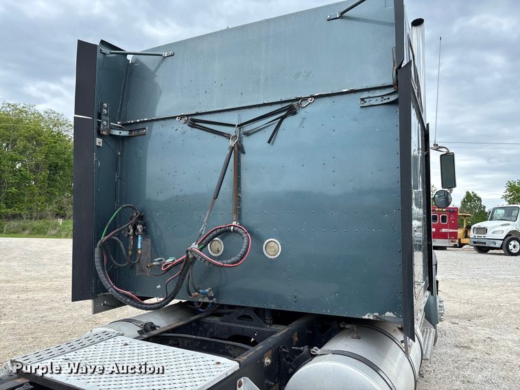 image for item FC5709 2007 International 9400i semi truck