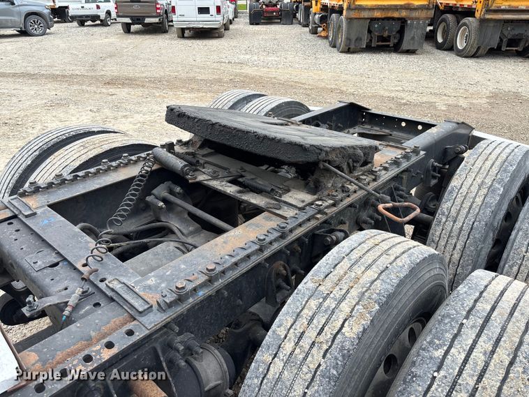 image for item FC5709 2007 International 9400i semi truck