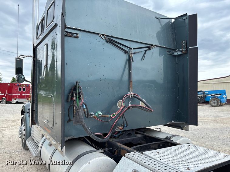 image for item FC5709 2007 International 9400i semi truck