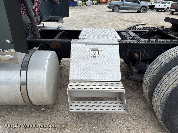 image for item FC5709 2007 International 9400i semi truck