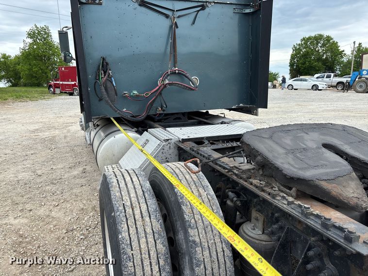 image for item FC5709 2007 International 9400i semi truck