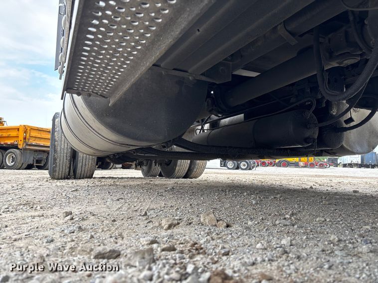 image for item FC5709 2007 International 9400i semi truck