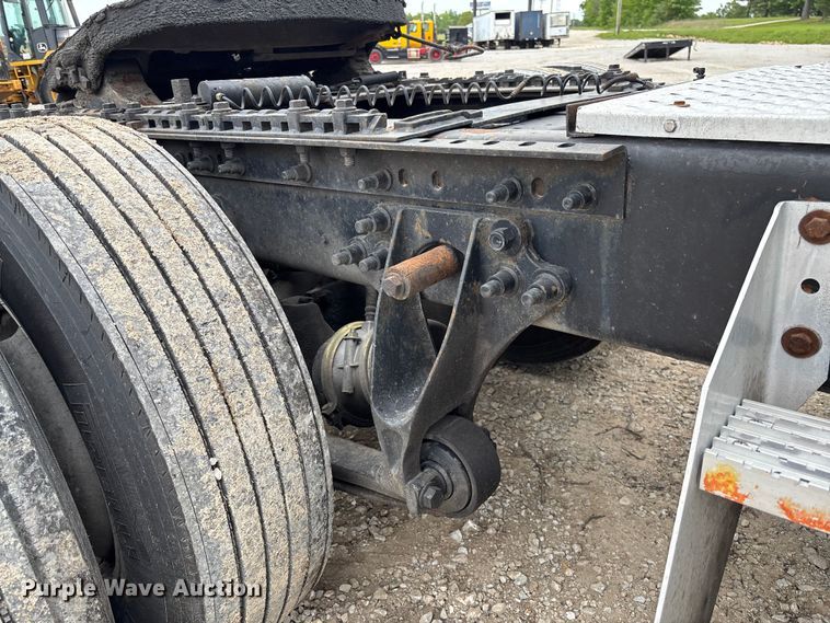 image for item FC5709 2007 International 9400i semi truck