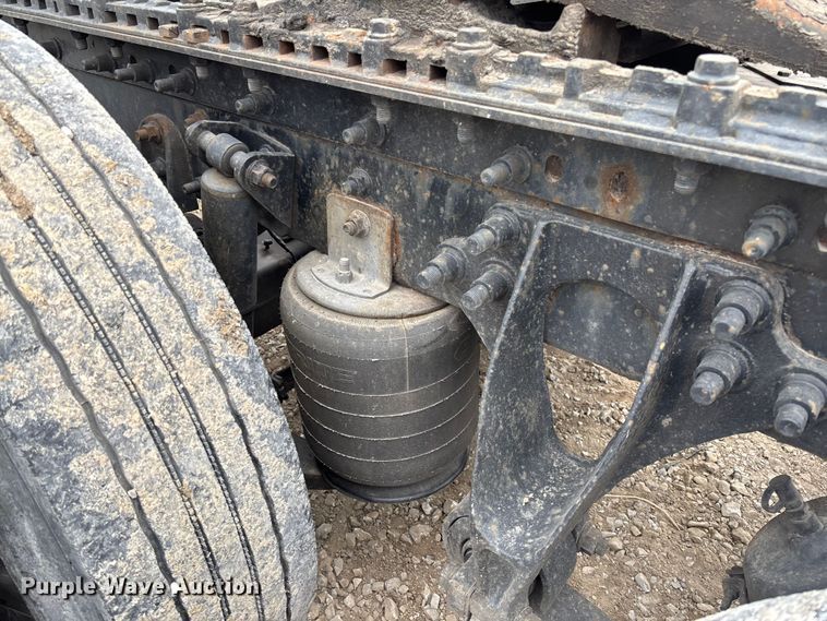 image for item FC5709 2007 International 9400i semi truck
