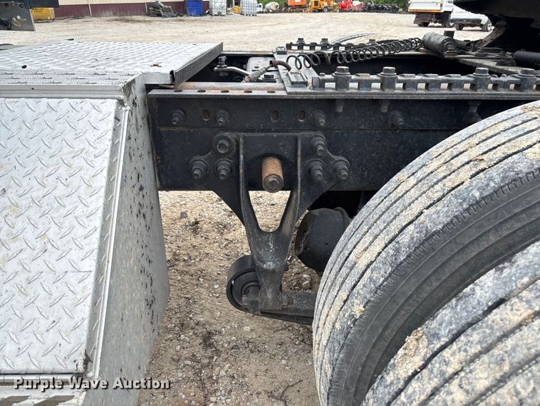 image for item FC5709 2007 International 9400i semi truck