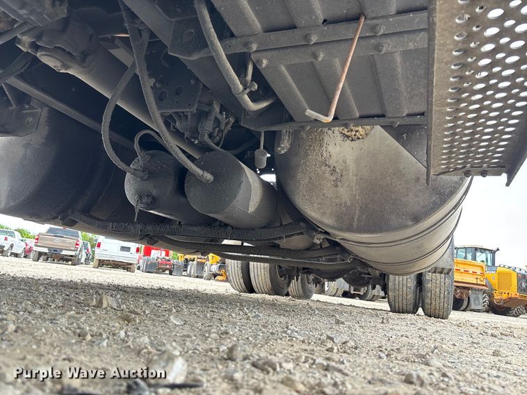 image for item FC5709 2007 International 9400i semi truck