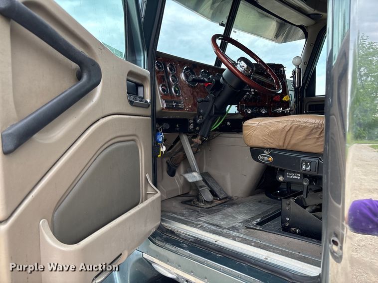image for item FC5709 2007 International 9400i semi truck