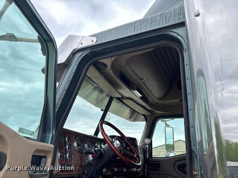 image for item FC5709 2007 International 9400i semi truck