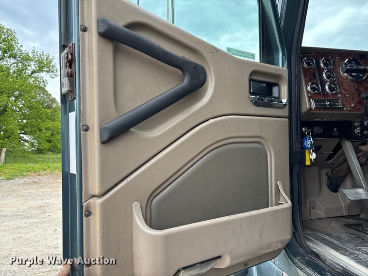 image for item FC5709 2007 International 9400i semi truck