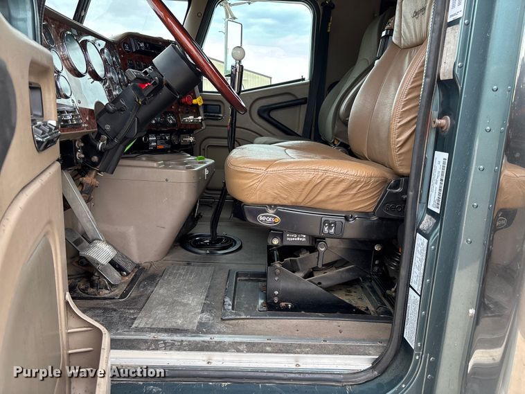 image for item FC5709 2007 International 9400i semi truck