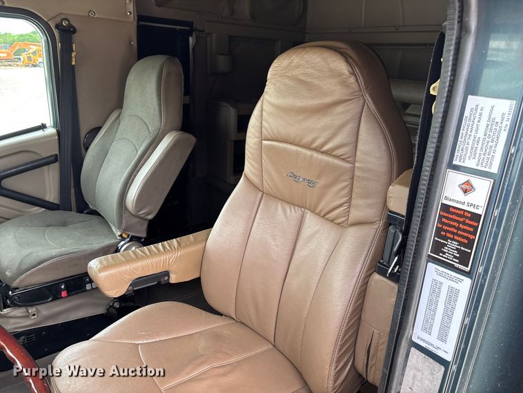 image for item FC5709 2007 International 9400i semi truck