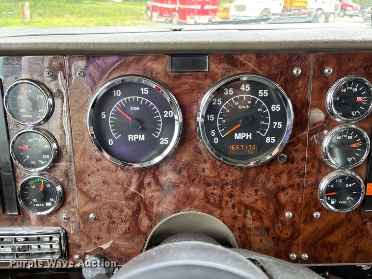 image for item FC5709 2007 International 9400i semi truck