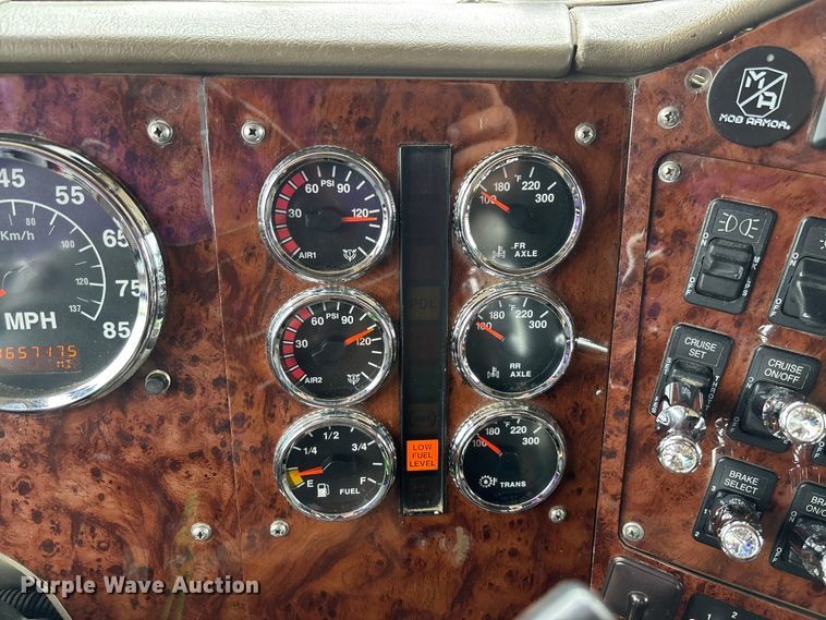 image for item FC5709 2007 International 9400i semi truck