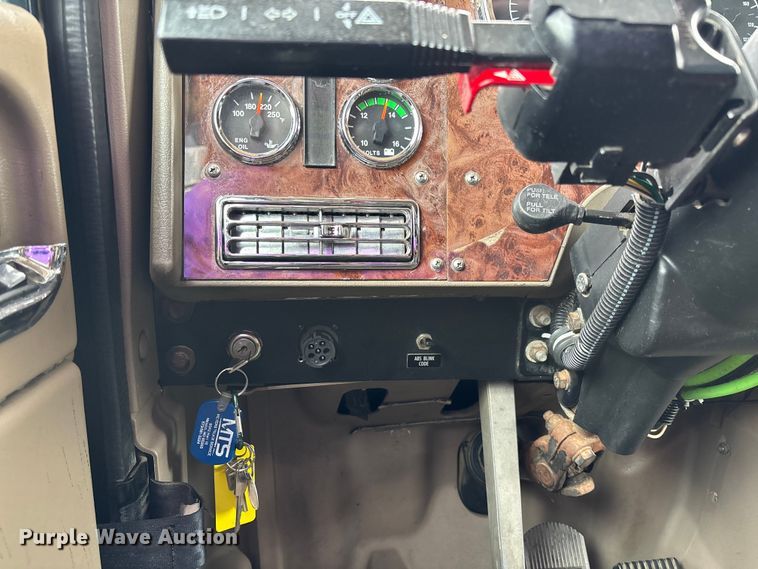 image for item FC5709 2007 International 9400i semi truck