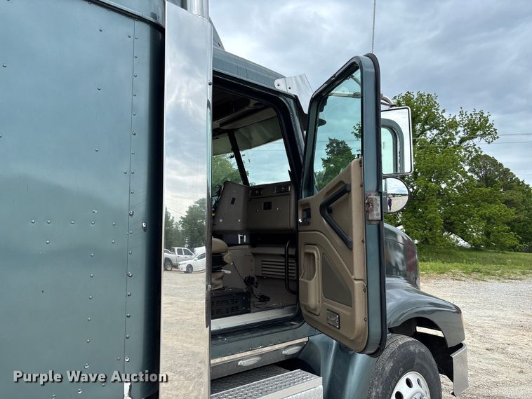 image for item FC5709 2007 International 9400i semi truck