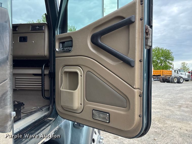 image for item FC5709 2007 International 9400i semi truck