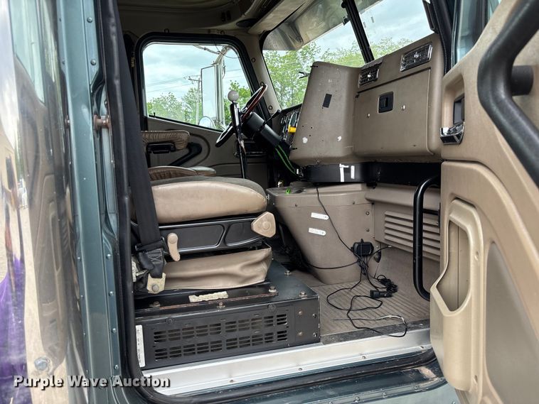 image for item FC5709 2007 International 9400i semi truck