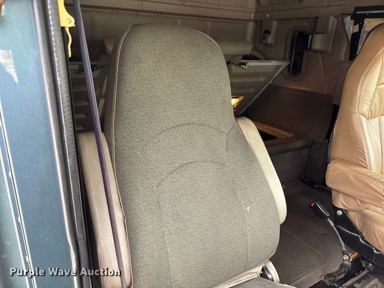 image for item FC5709 2007 International 9400i semi truck