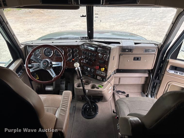 image for item FC5709 2007 International 9400i semi truck