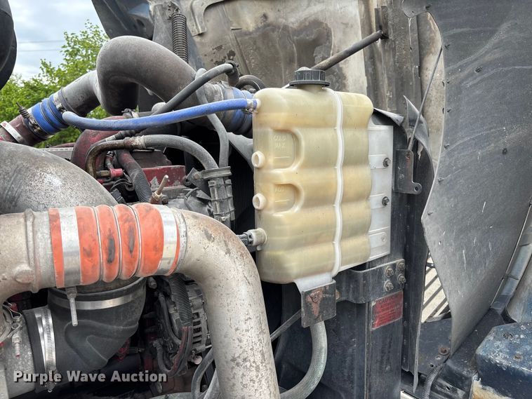 image for item FC5709 2007 International 9400i semi truck