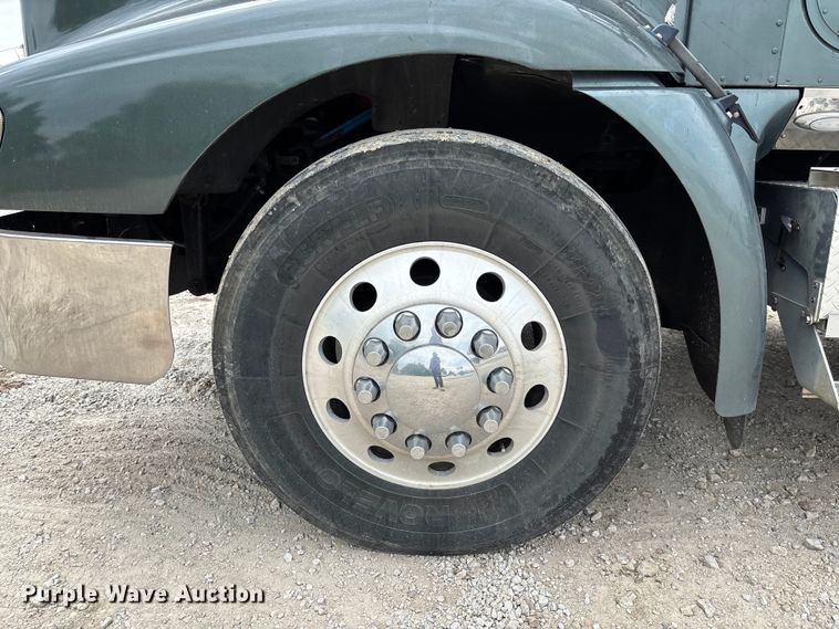 image for item FC5709 2007 International 9400i semi truck