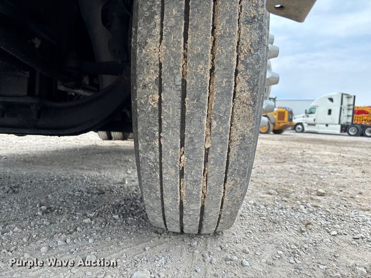 image for item FC5709 2007 International 9400i semi truck
