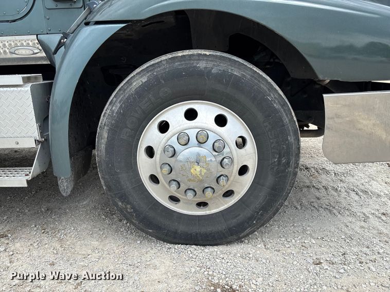 image for item FC5709 2007 International 9400i semi truck