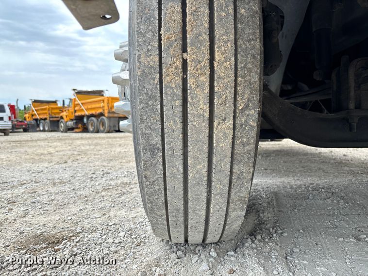 image for item FC5709 2007 International 9400i semi truck