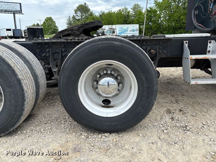 image for item FC5709 2007 International 9400i semi truck