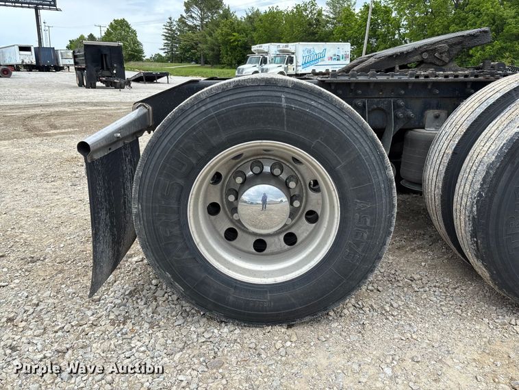 image for item FC5709 2007 International 9400i semi truck