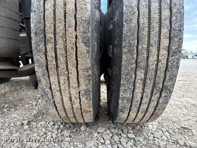 image for item FC5709 2007 International 9400i semi truck