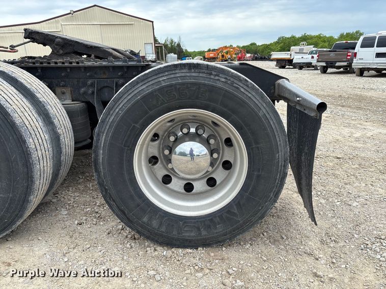 image for item FC5709 2007 International 9400i semi truck