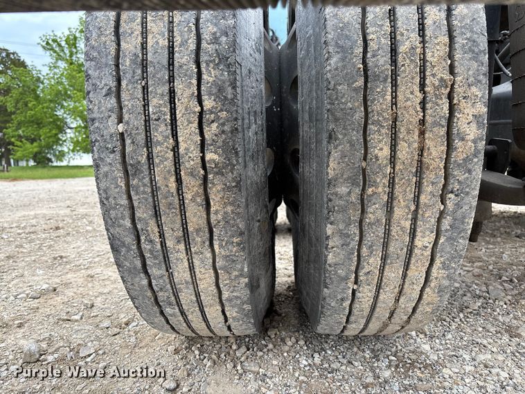image for item FC5709 2007 International 9400i semi truck