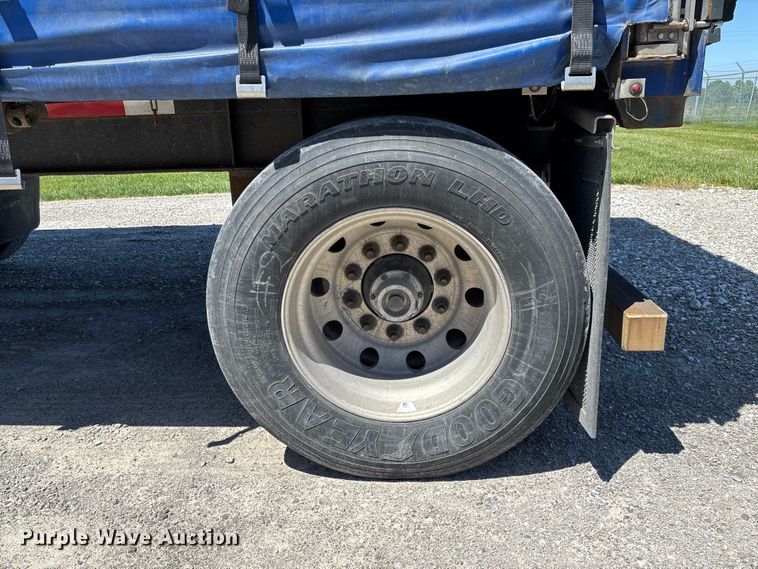 image for item FC5733 2005 Wilson CF-900 side curtain trailer
