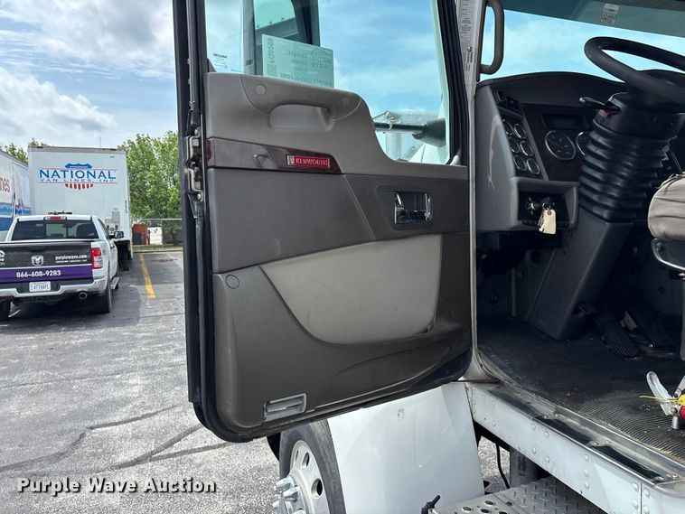 image for item FG0269 2013 Kenworth T370 box truck