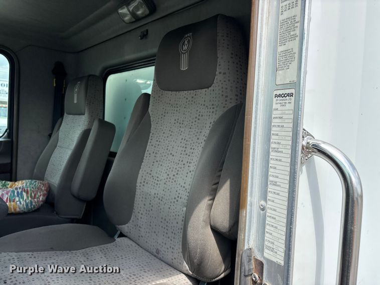 image for item FG0269 2013 Kenworth T370 box truck