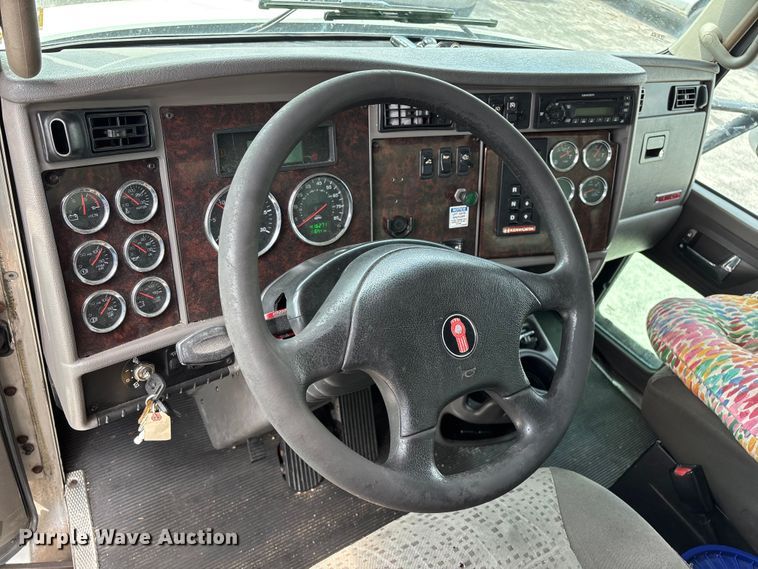 image for item FG0269 2013 Kenworth T370 box truck