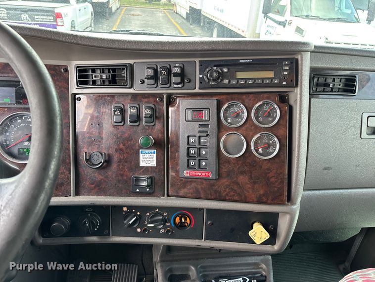 image for item FG0269 2013 Kenworth T370 box truck