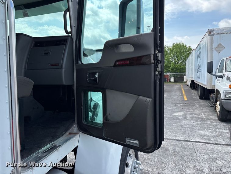 image for item FG0269 2013 Kenworth T370 box truck