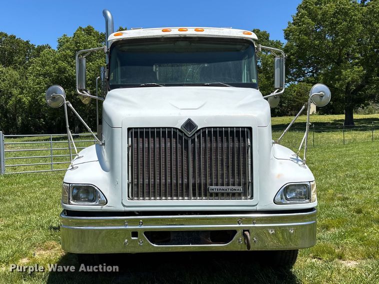 image for item FG0351 2001 International 9200i semi truck