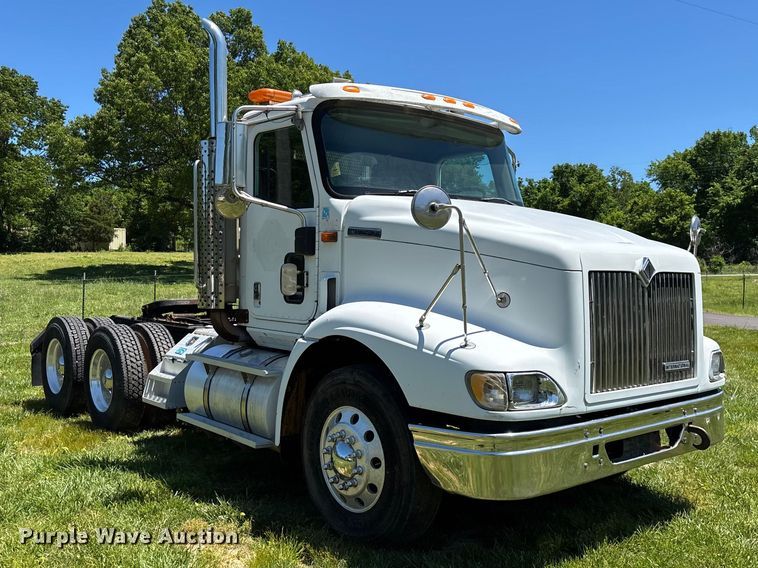 image for item FG0351 2001 International 9200i semi truck