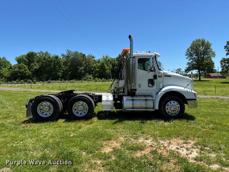 image for item FG0351 2001 International 9200i semi truck