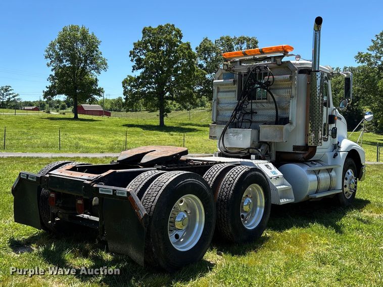 image for item FG0351 2001 International 9200i semi truck