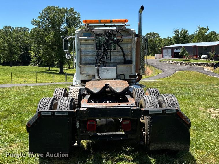 image for item FG0351 2001 International 9200i semi truck