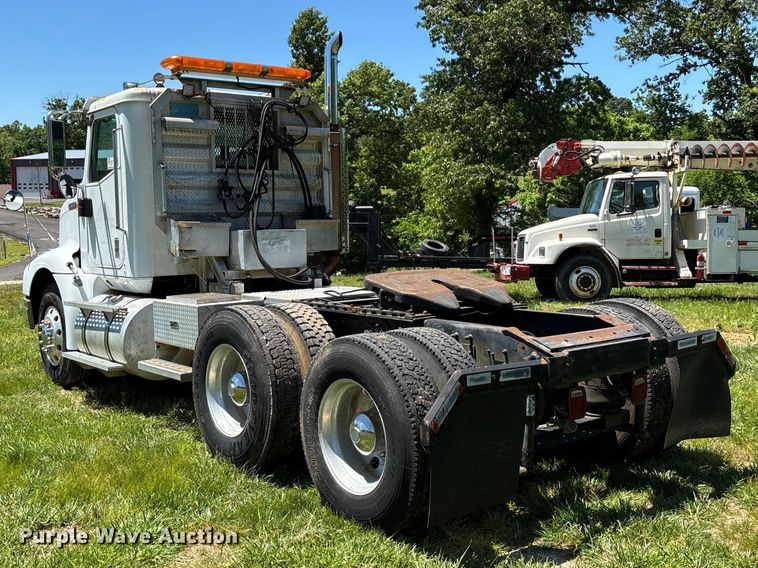 image for item FG0351 2001 International 9200i semi truck
