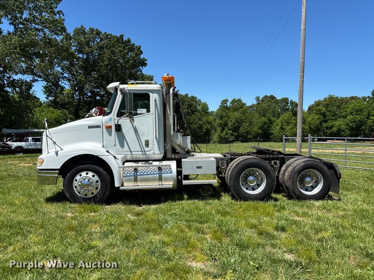 image for item FG0351 2001 International 9200i semi truck