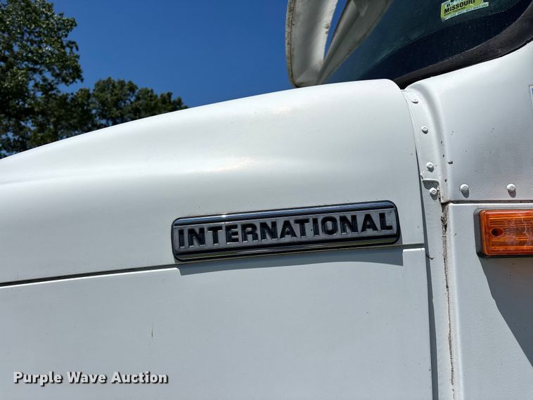 image for item FG0351 2001 International 9200i semi truck