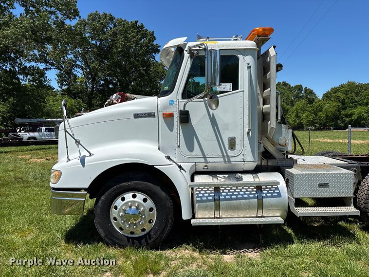 image for item FG0351 2001 International 9200i semi truck