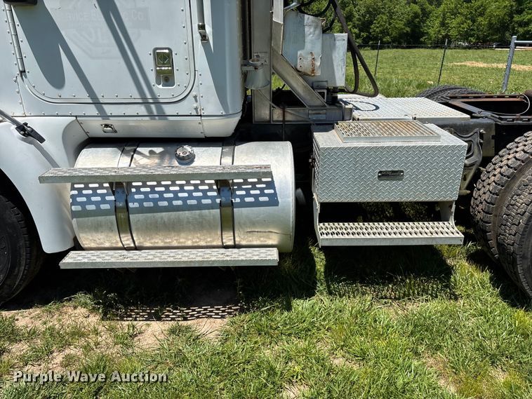 image for item FG0351 2001 International 9200i semi truck