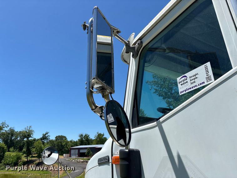 image for item FG0351 2001 International 9200i semi truck